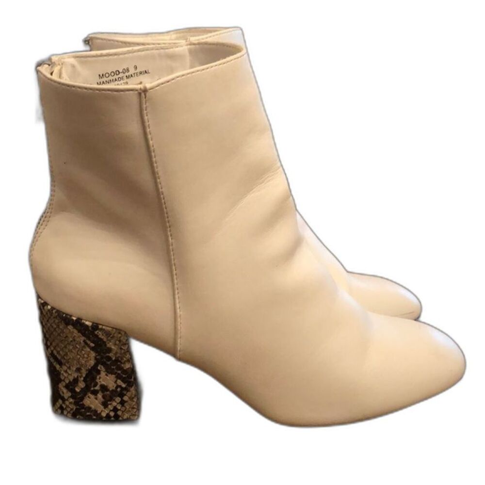 BAMBOO SIZE 9 WHITE ZIP BACK BOOTIE SNAKESKIN HEEL